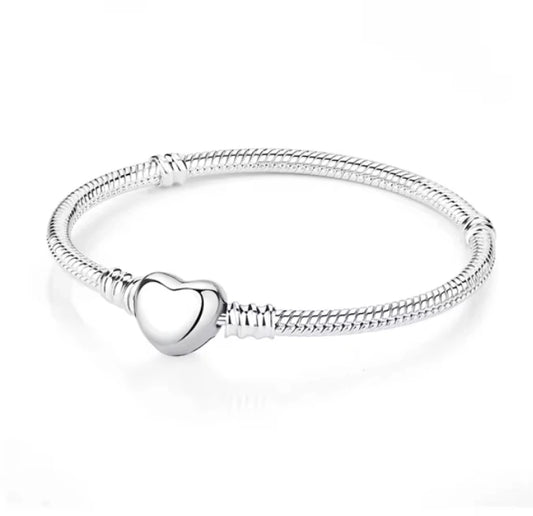 Brazalete de Plata con Broche en Forma de Corazón