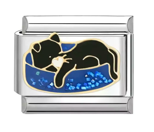 Charm Italiano con Símbolo de Gato Negro en su Cama