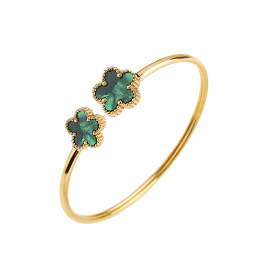 Brazalete Abierto con Detalle de Flor Verde en Oro